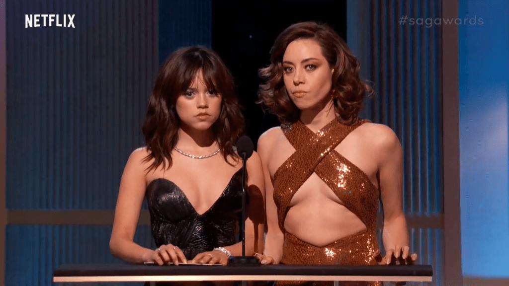 Jenna Ortega va Aubrey Plaza bo doi trao giai tai SAG Netflix 0 8 screenshot