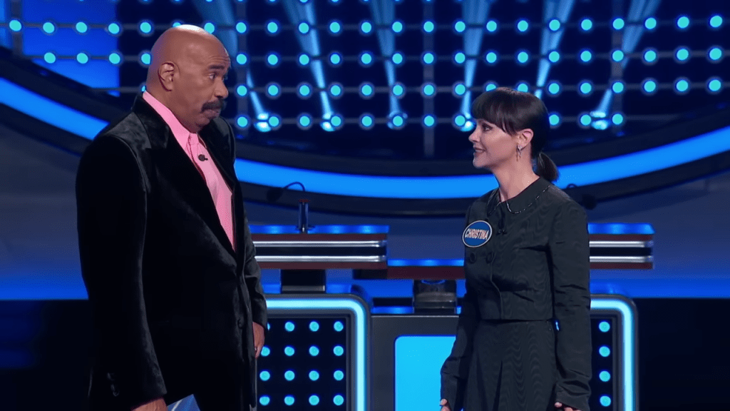 'Yellowjackets' Stars Christina Ricci and Warren Kole Play Fast Money Celebrity Family Feud 1 45 screenshot