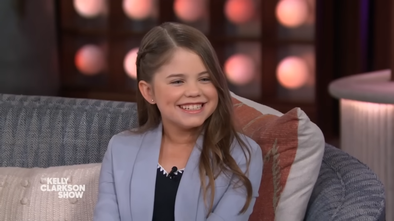 Kelly Clarkson Freaks Out Meeting Imaginary Star Chauncey The Bear 7 23 screenshot