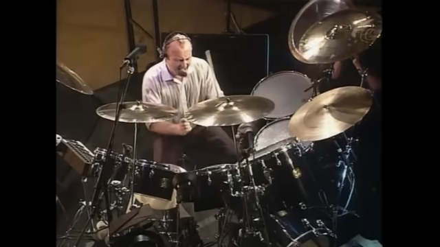 Phil Collins In The Air Tonight (Seriously Live in Berlin 1990) 6 3 screenshot