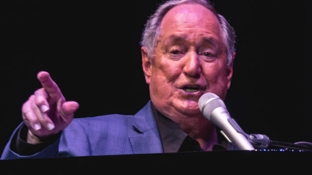 Neil Sedaka Royal Albert Hall Monday 18th September 2017 SedakaRAH180917 4 (37448314971) (cropped)