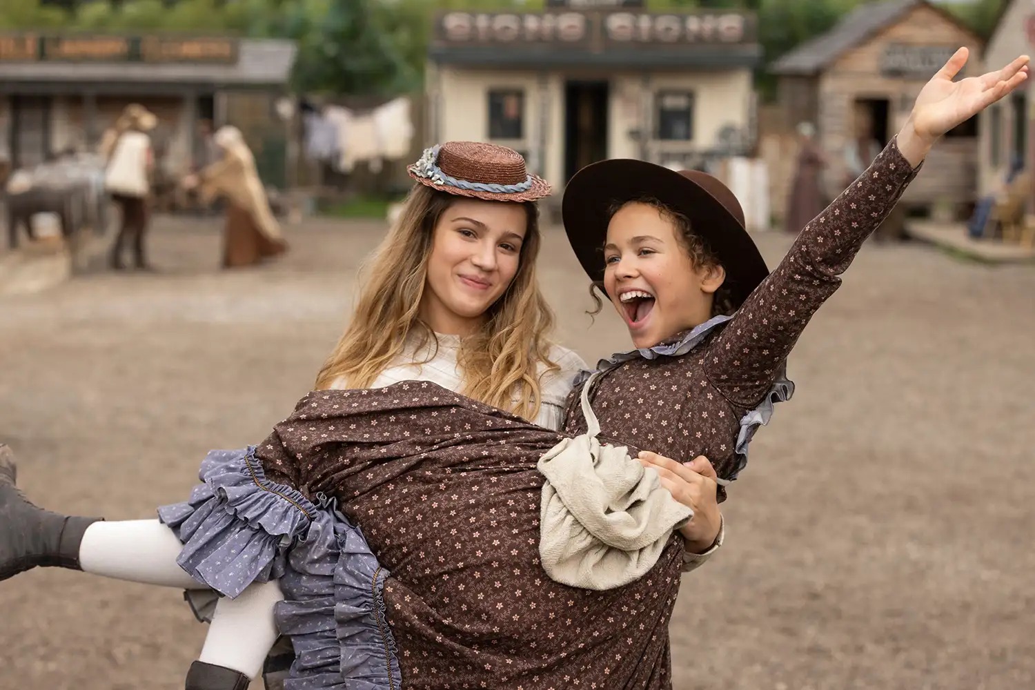 Skywalker Hughes as Mary Ingalls and Alice Halsey as Laura Ingalls